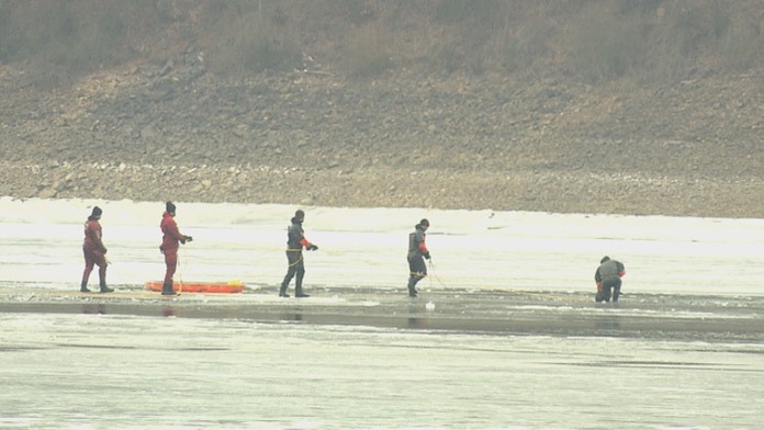 Záchranári hľadajú utopeného korčuliara na Orlickej priehrade.