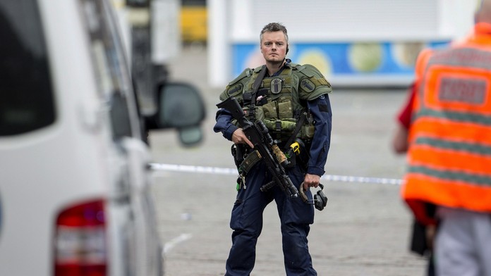 Fínsky policajt hliadku v centre Turku po útoku nožom.