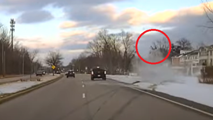 VIDEO: Vodič pri nehode vyletel z auta do vzduchu. Na sedadle mal malé dieťa