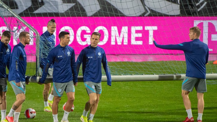 Slovenskí futbalisti počas tréningu pred pondelkovým kvalifikačným zápasom proti Chorvátsku.