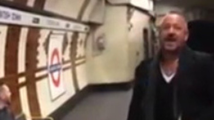 Fanúšik Erasure rozospieval metro.