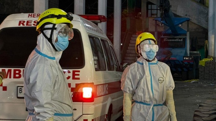 Počet obetí po zrútení školy v Indonézii stúpol na najmenej 54. Stále pátrajú po nezvestných deťoch