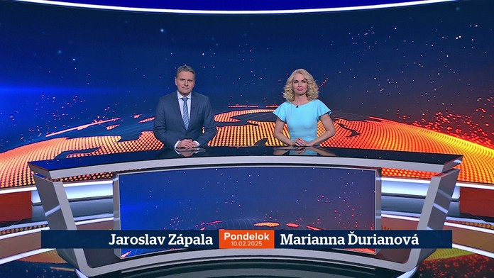 Na snímke J. Zápala a M. Ďurianová moderujú Televízne noviny 