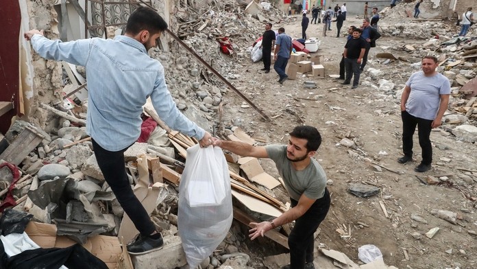 Obyvatelia dediny Nor Maragha nakladajú do auta porazené prasatá.