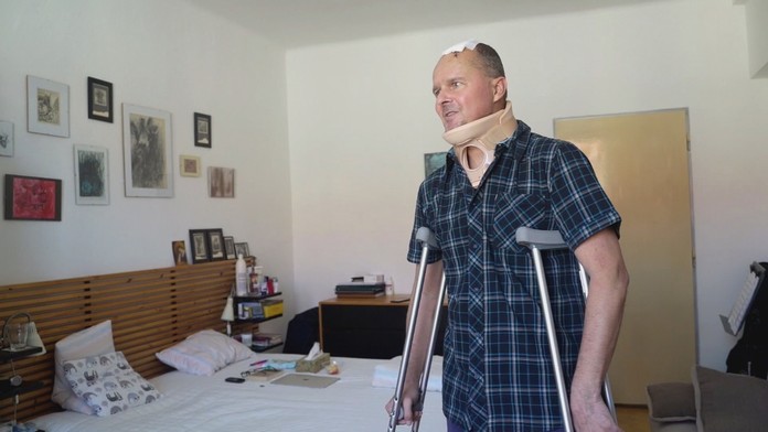 Utrpel mnohopočetné zranenia, no ako zázrakom prežil 300-metrový pád.