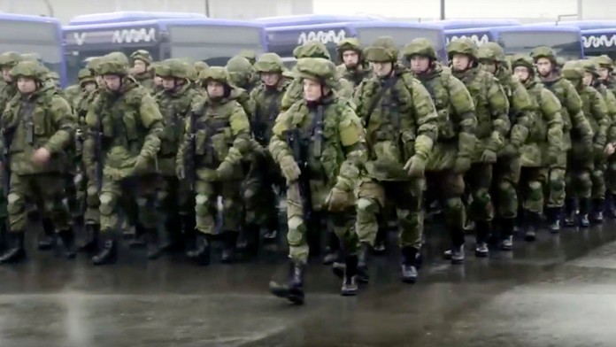 Ruskí náboroví pracovníci pochodujú pred vojenským výcvikom v Moskve.