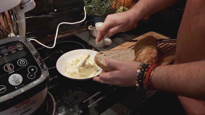 Policajti mieria zbraňami na protestujúcich.