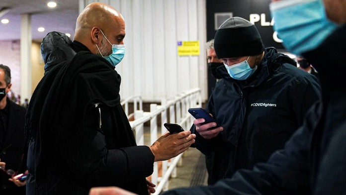 Je zaočkovaný, nosí rúško a ochotne sdi nechá skontrolovať covidpas.