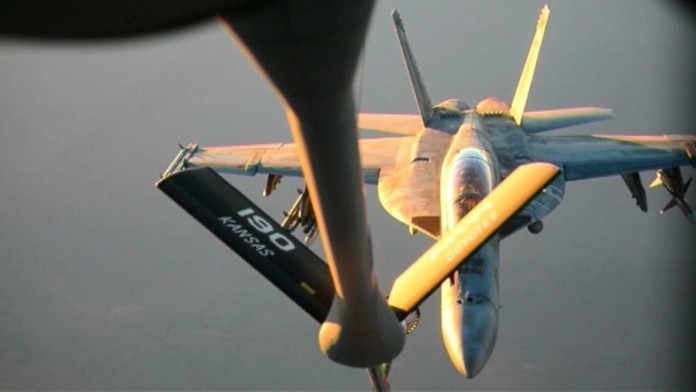 Stíhačka F-18 tankuje počas letu.