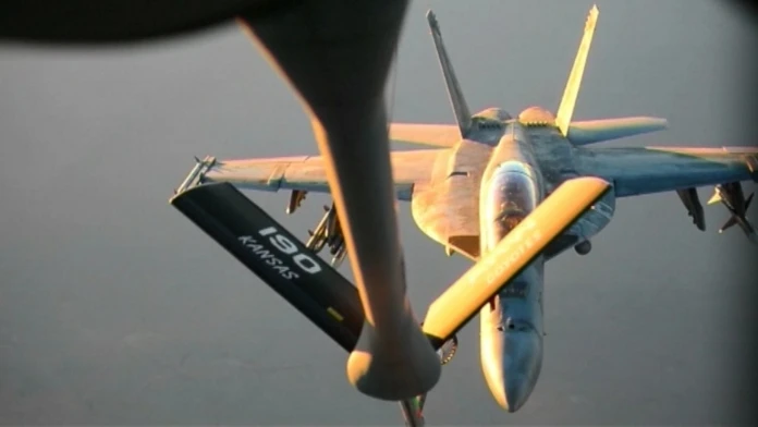 Stíhačka F-18 tankuje počas letu.
