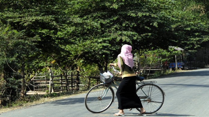 Moslimka na bicykli.