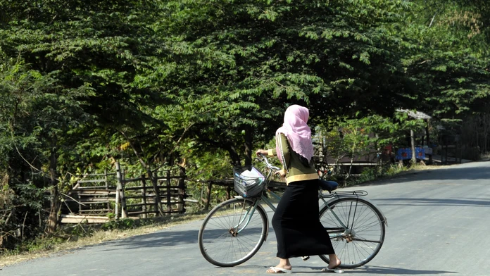 Moslimka na bicykli.