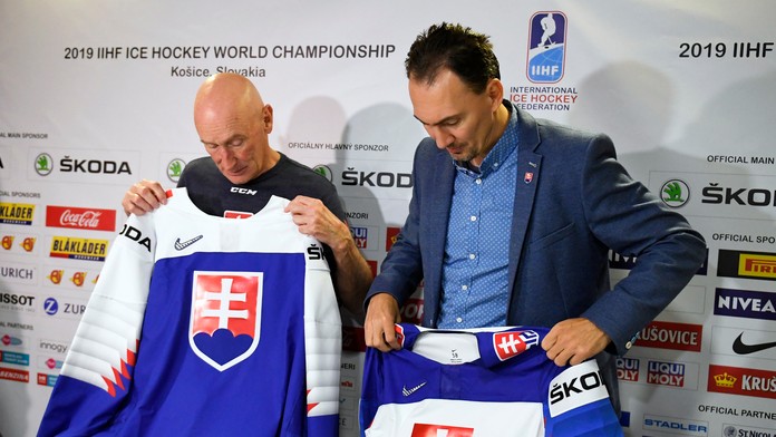 Sprava Marc-Edouard Vlasic a Logan Couture zo San Jose oslavujú gól v 2. kole play off proti Coloradu.