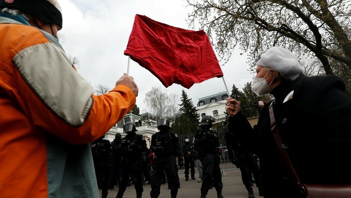 Demonštranti pred budovou ruského veľvyslanectva v Prahe.