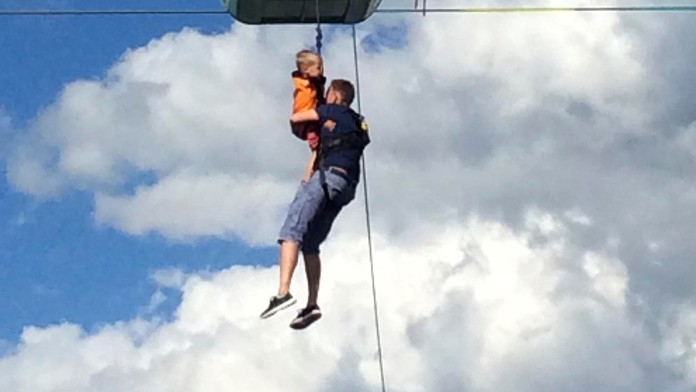 Hasiči vyprosťovali cestujúcich z lanovky žeriavom 