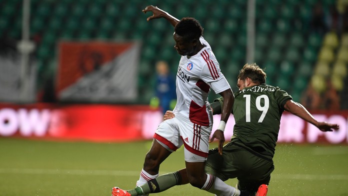 Na snímke vľavo Samuel Kalu (Trenčín) a vpravo Bartosz Bereszyňski (Legia)