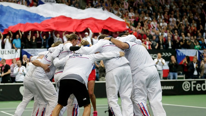 Radosť českého Fed cupového tímu po víťazstve Petry Kvitovej nad Nemkou Angelique Kerberovou.