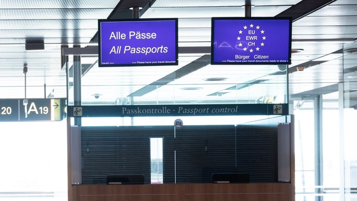 Na archívnej snímke zo 6. mája 2020 uzatvorená pasová kontrola na letisku v Hamburgu.