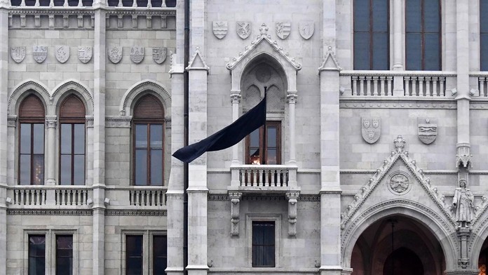 Štátnu vlajku spustili na pol žrde.