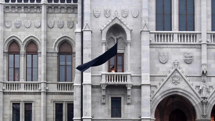 Štátnu vlajku spustili na pol žrde.