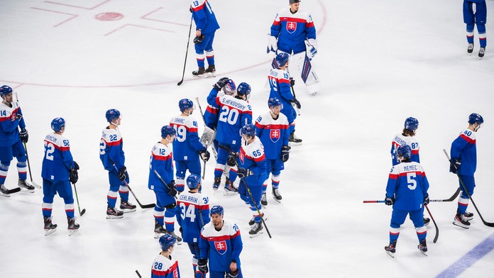 Slovenskí hokejisti po zápase so Švédskom.