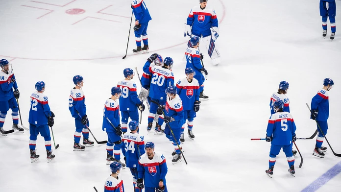 Slovenskí hokejisti po zápase so Švédskom.