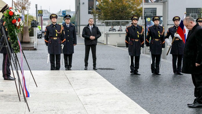 Položenie vencov k soche Štefánika pri príležitosti 100. výročia vzniku Československa