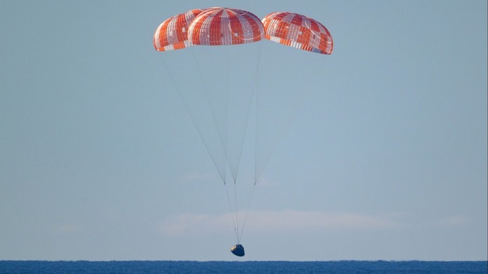 Na snímke posádka misie Artemis, ktorá pristála do vôd Tichého oceánu.