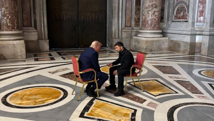 Trump mal priznať Zelenskému, že kvôli Putinovi vyzerá „hlúpo“. Ako prebiehalo stretnutie medzi prezidentmi?