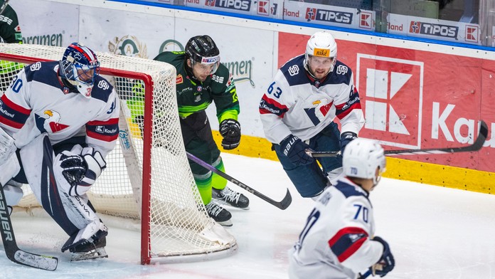 Brankár Denis Godla (Slovan), Jakub Dubravík (Žilina), Michal Sersen a Adam Lukošik (obidvaja Slovan) počas zápasu HC Slovan Bratislava - Vlci Žilina