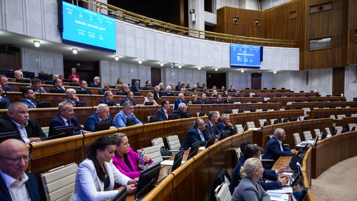 Hlasovanie o novele ústavy sa odkladá. Poslanci ho presunuli na piatok