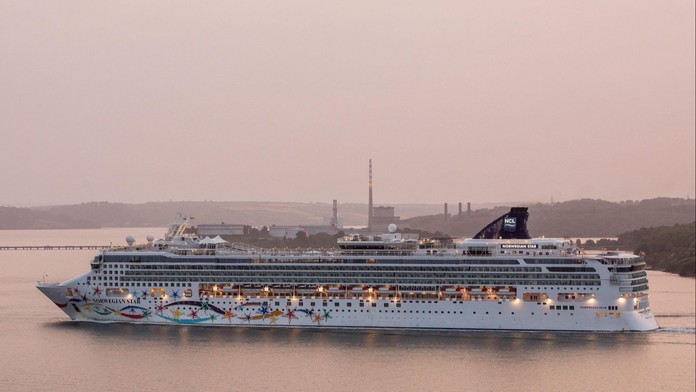 Na archívnej snímke loď Norwegian Dawn.