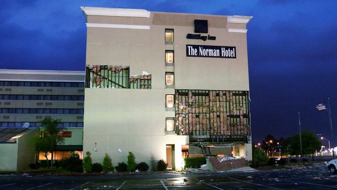 Oklahomou sa prehnali tornáda.