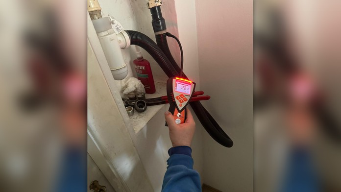 Neuveriteľný hazard: Muž bol na plyn načierno pripojený hadicou z vysávača. V byte sa bežne fajčilo