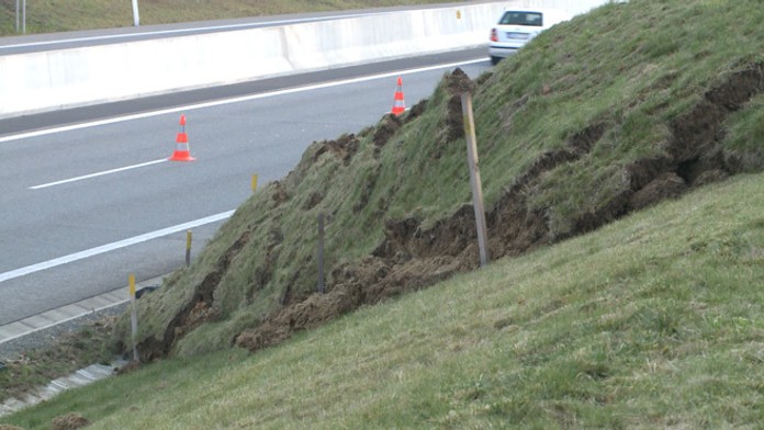 Pôda sa zosunula na časť R1 pri Čaradiciach.