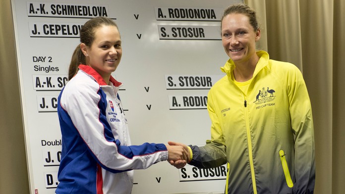 Hráčky druhej dvojhry Slovenka Jana Čepelová (vľavo) a Austrálčanka Samantha Stosurová (vpravo).