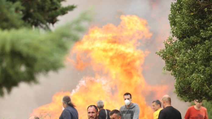 Vlak obklopili plamene lesného požiaru v Španielsku. Ľudia v panike rozbíjali okná