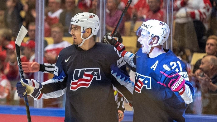 Hokejisti USA sa radujú po góle do suete Kanady.