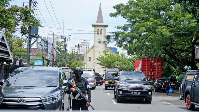 Samovražedný útočník sa odpálil pred katedrálou