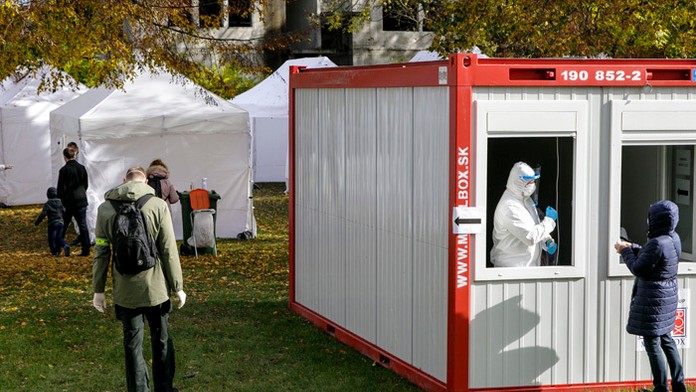 Testovanie pred odberným miestom DK Zrkadlový háj v bratislavskej Petržalke.