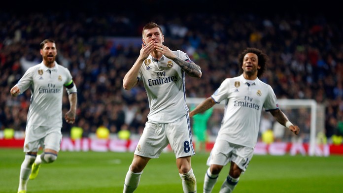 Toni Kroos z Realu jasá po svojom góle v osemfinále LM proti Neapolu, prizerá sa vľavo Sergio Ramos a vpravo Marcelo.