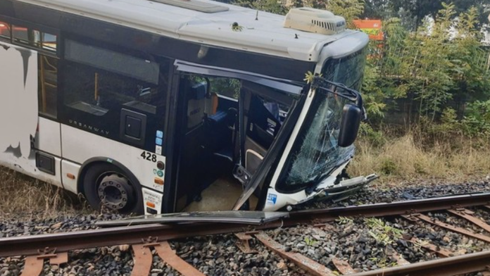 Nehoda autobusu v Karlových Varoch.