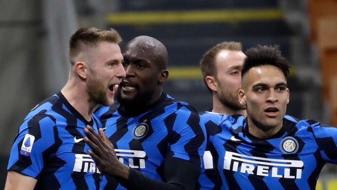 Milan Škriniar so spoluhráčmi na archívnej snímke.