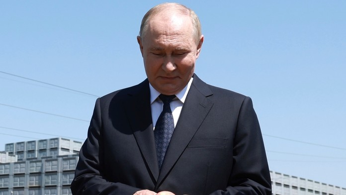 Vladimir Putin si prezerá jablko v utorok 20. augusta 2024.