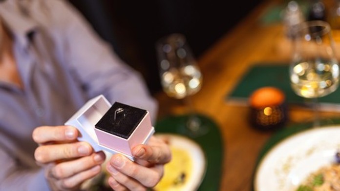 Romantický moment sa zmenil na boj o život: Mladá Češka skolabovala po zásnubách v Grécku