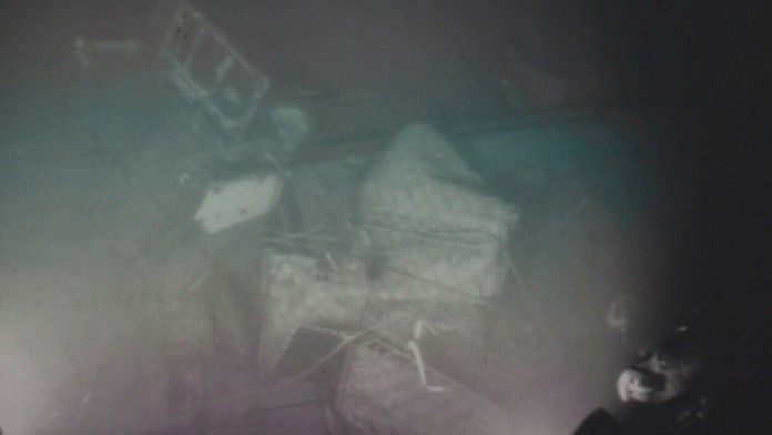 Interiér zničenej ponorky na dne mora.