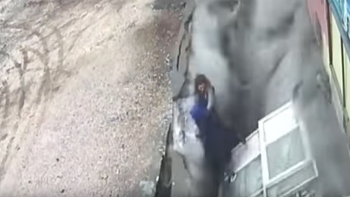 Ženy padajú do jamy.