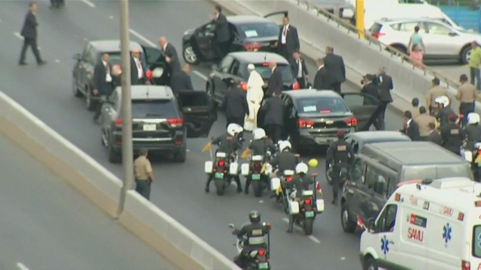 Auto s pápežom Františkom dostalo defekt. 