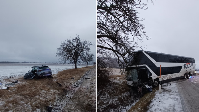 Vážna nehoda autobusu a dvoch áut. Troch ľudí previezli do nemocníc