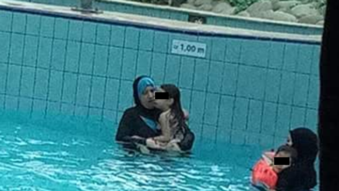 Zahalené moslimky v aquaparku.